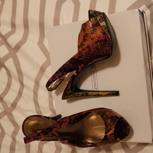 Guess high platform heels, great for the holidays - Picture 2 of 3